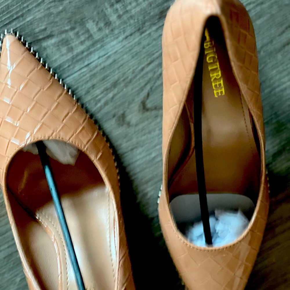 Big-tree beige 3 inches pointy toe pumps with studs on all sides.